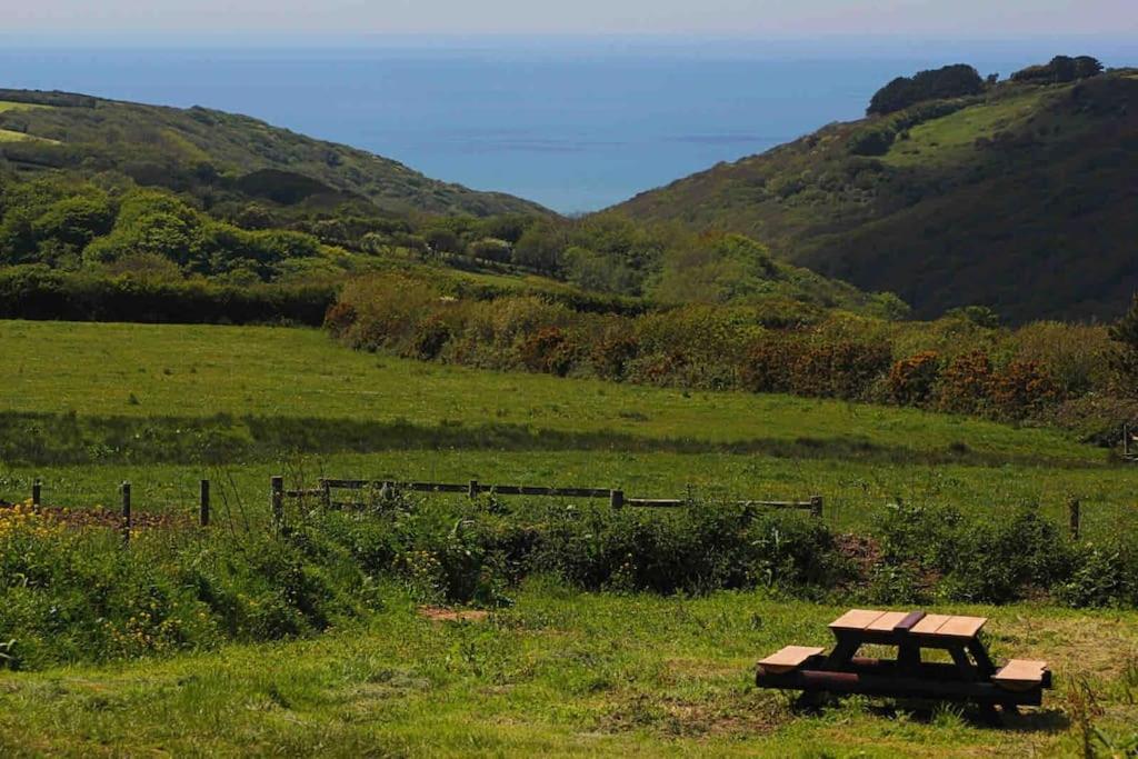 Spacious Cabin On Isolated Farm With Sea View Bude Extérieur photo
